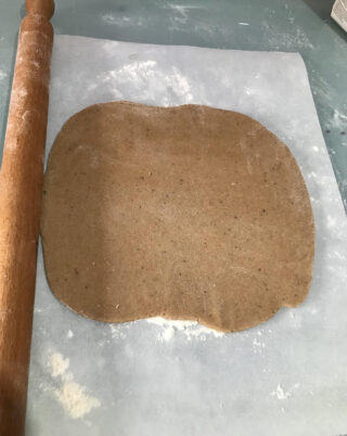 Impasto pan di zenzero steso dopo il frigorifero