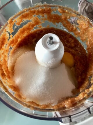 Impasto nel robot della torta di nespole