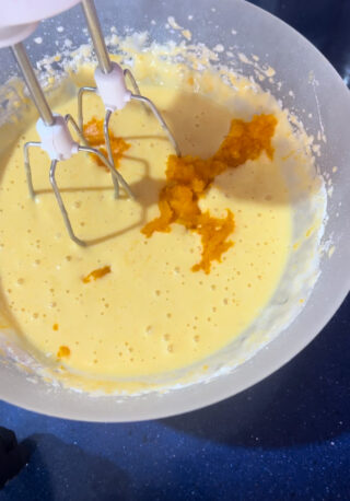 Aggiunta della purea di zucca all'impasto dei pancake