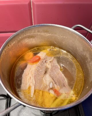 Brodo di carne pronto per essere consumato