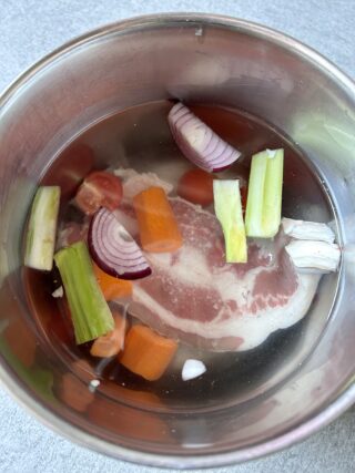 Brodo di carne prima della cottura