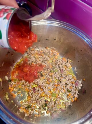Aggiunta di carne tritata e pomodoro al soffritto per le polpette