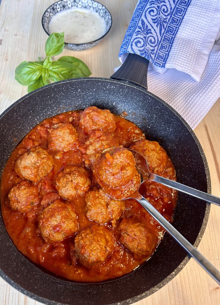 Polpette al sugo un ottimo secondo piatto ricco di gustoso sugo per fare la scarpetta