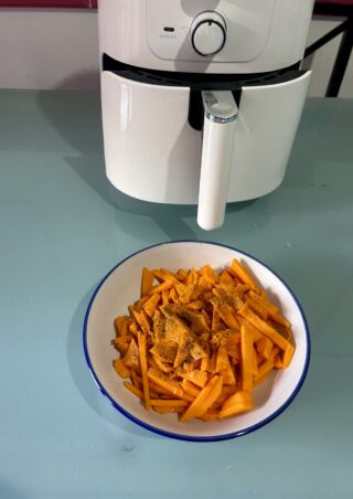 Zucca condita prima di essere inserita nella friggitrice ad aria 