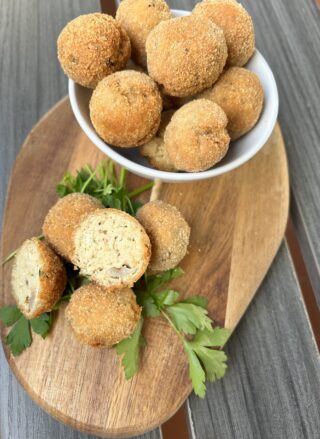Polpette con la carne bollita per preparare il brodo