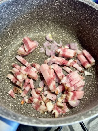 Guanciale in pentola o padella per i piselli