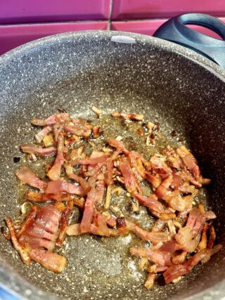 Guanciale in pentola o padella per i piselli