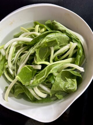 Preparazione bieta con pomodoro