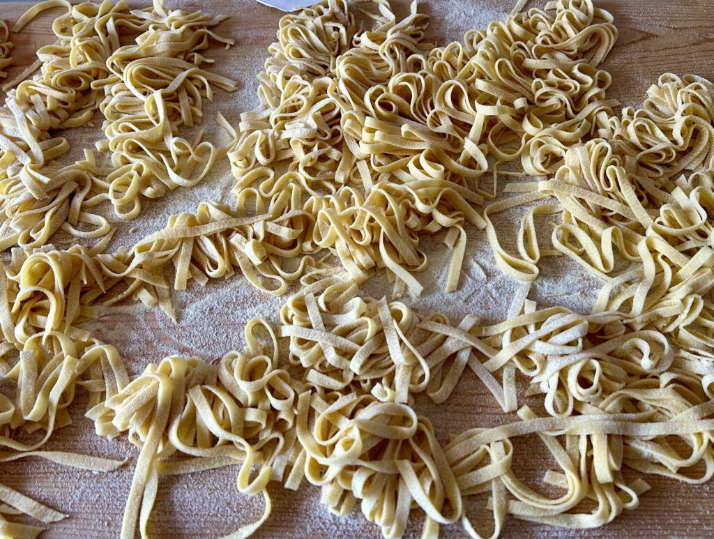 Tagliatelle o fettuccine in semola di grano duro preparate in casa