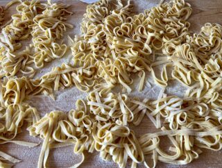 Tagliatelle o fettuccine in semola di grano duro preparate in casa