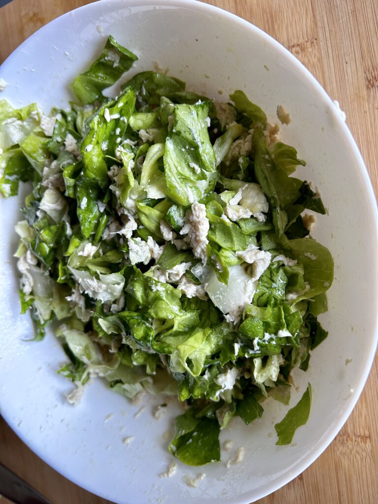 Preparazione insalata di pollo