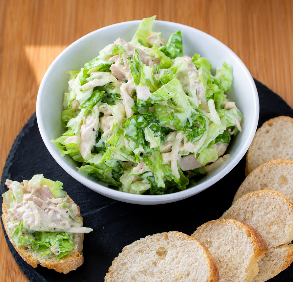 Insalata di pollo fresca e leggera con lattuga croccante, maionese fatta in casa e crostini di pane