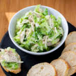 Insalata di pollo fresca e leggera con lattuga croccante, maionese fatta in casa e crostini di pane