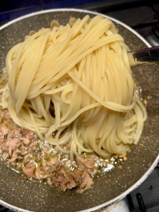 preparazione pasta al tonno in bianco