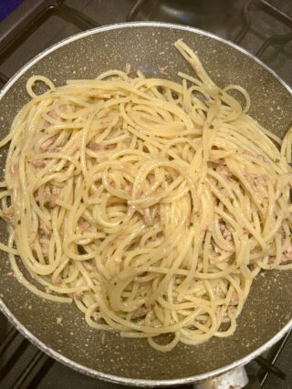 preparazione pasta al tonno in bianco