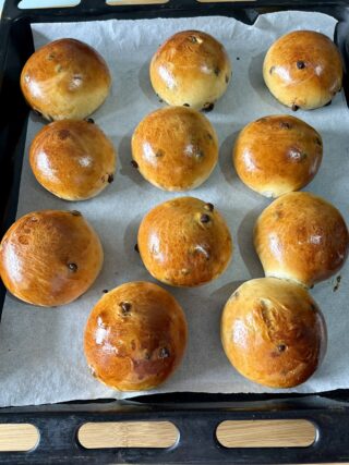 Preparazione dei panini al latte con gocce di cioccolato