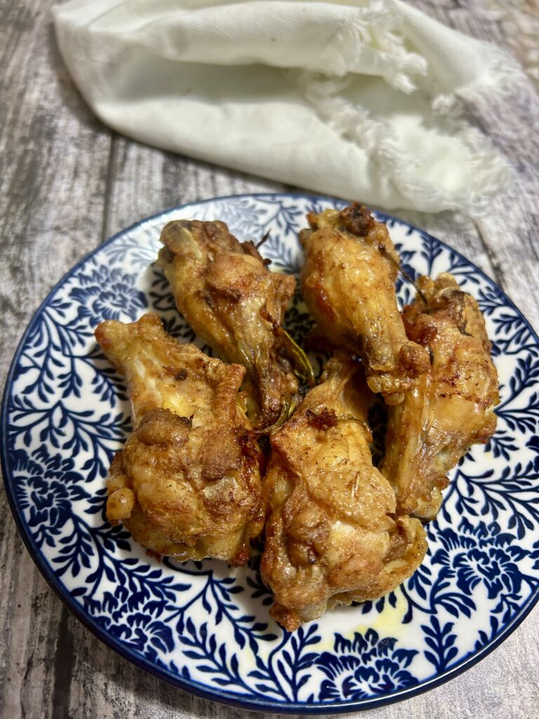 Alette di pollo in friggitrice ad aria croccanti e succulente