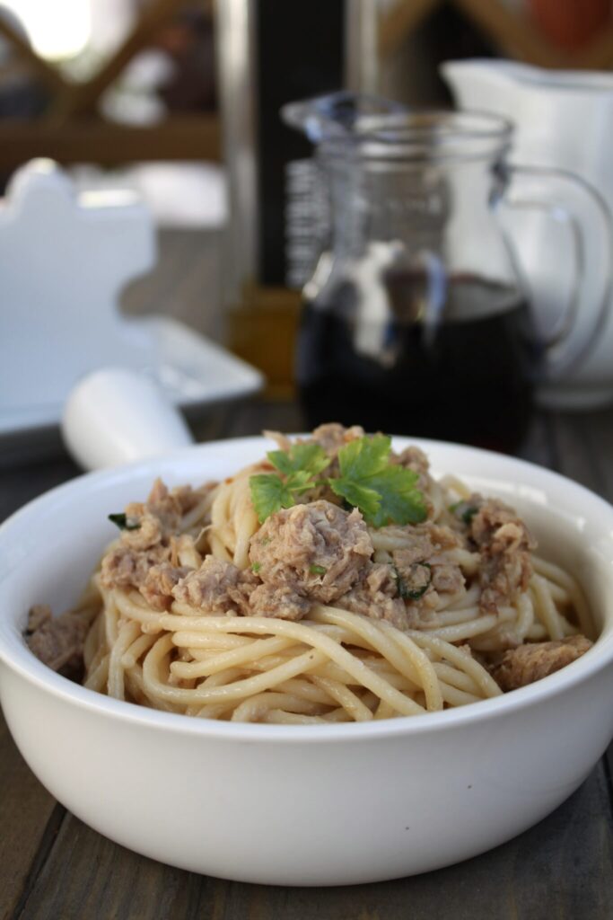 Pasta con il tonno in bianco preparata con spaghetti, tonno, aglio, olio e peperoncino