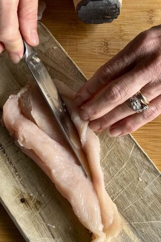 Preparazione delle scaloppine di petto di pollo al limone