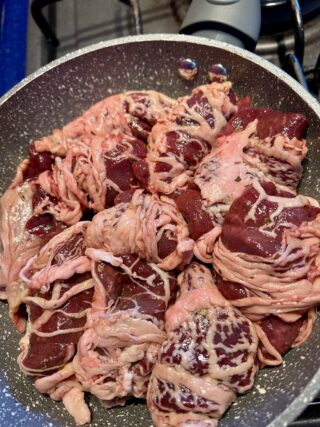 Preparazione fegatelli in padella