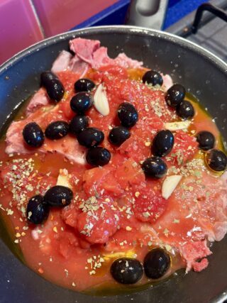 Preparazione delle braciole di maiale al sugo