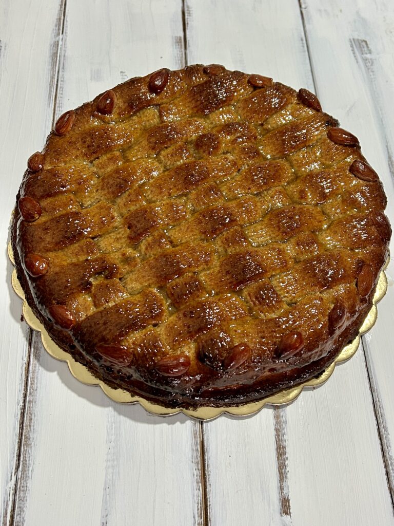 Torta delizia a base di pan di spagna e farina di mandorle