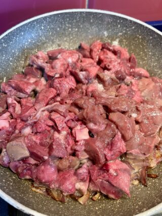 Preparazione della coratella alla romana 