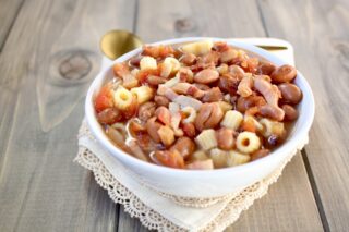 Pasta e fagioli con i fagioli in scatola