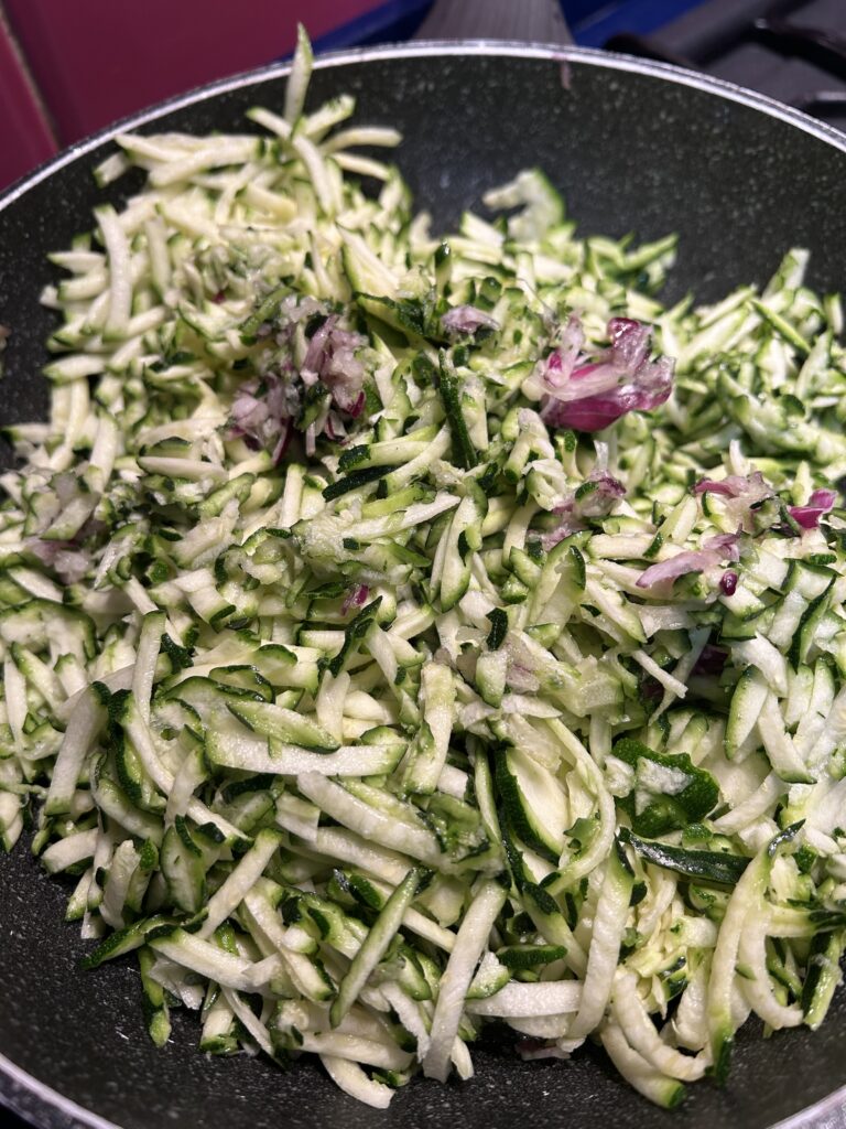 Preparazione zucchine in padella leggere