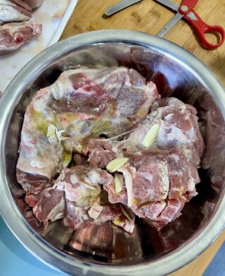 Preparazione abbacchio con le patate al forno