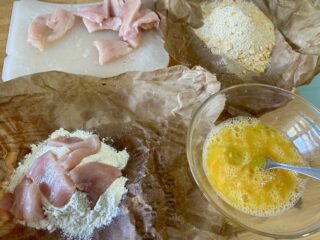 Preparazione pollo fritto 