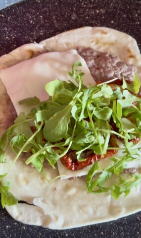 Preparazione piadina hamburger