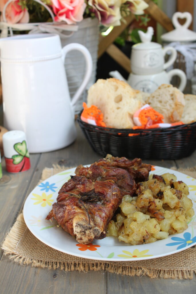 Abbacchio al forno con patate: croccante fuori, tenero dentro