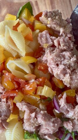 Tonno aggiunto alla pasta fredda con pomodorini e cipolla
