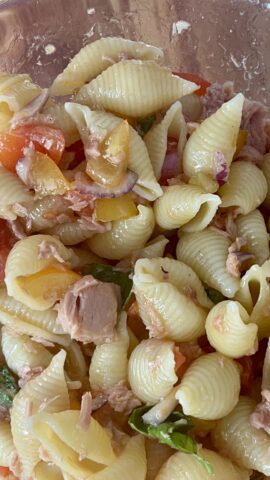 Pasta fredda con tonno pomodorini rossi e gialli basilico e cipolla