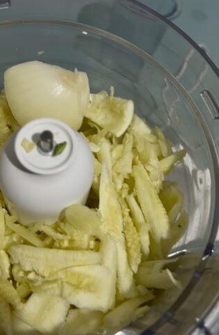 Preparazione frittata di zucchine con polpa in esubero