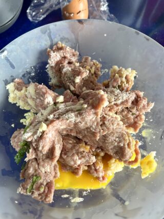 Preparazione polpette in bianco