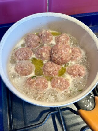 Preparazione polpette in bianco