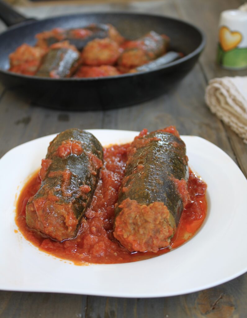 Zucchine ripiene cotte in padella con pomodoro