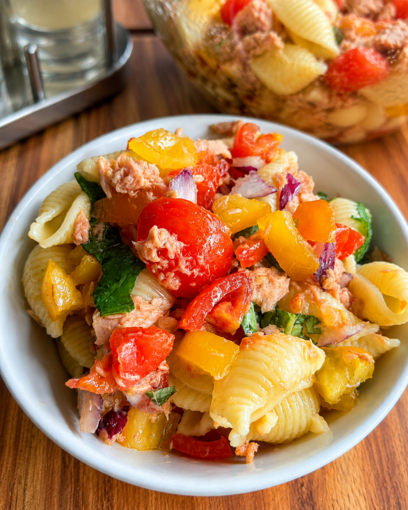 Dettaglio della pasta fredda con tonno, pomodorini freschi e peperoni colorati