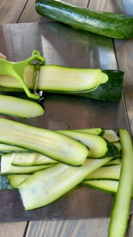 Preparazione zucchine marinate