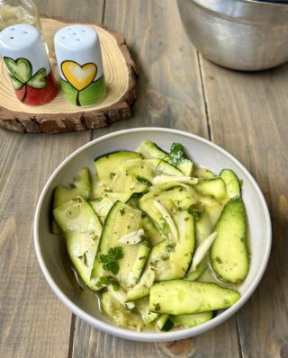Zucchine marinate fresche, veloci e senza cottura