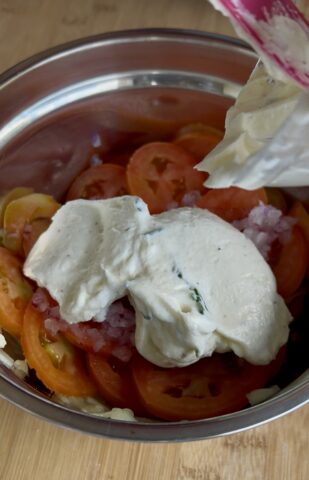 Preparazione insalata con salsa yogurt