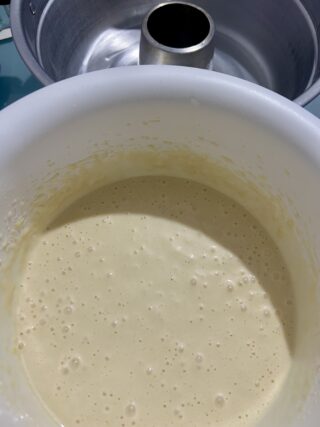 Preparazione impasto ciambellone nel fornetto di versilia