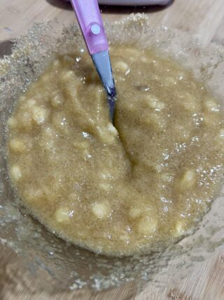 Preparazione torta vegana con banane e cacao