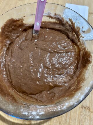Preparazione torta vegana con banane e cacao
