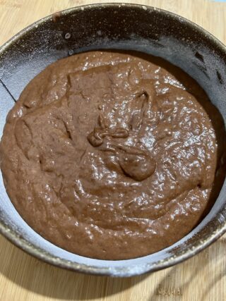 Preparazione torta vegana con banane e cacao