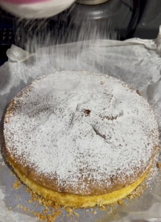Torta paradiso servita semplicemente con zucchero a velo