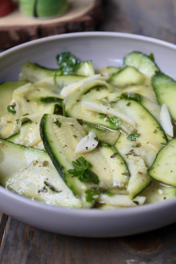 Zucchine marinate fresche, veloci e senza cottura