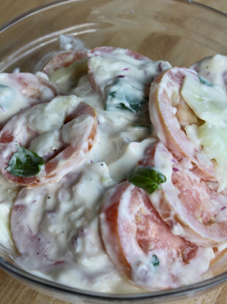 Insalata fresca con cetrioli, pomodori e salsa yogurt